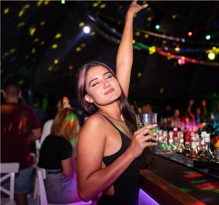 Mujer disfrutando la de la fiesta y la iluminación